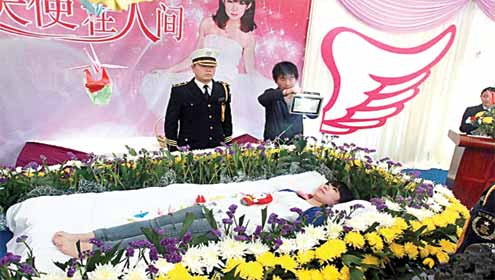 چینی دوشیزہ نے اپنے جنازے کی تقریب منعقد کر ڈالی