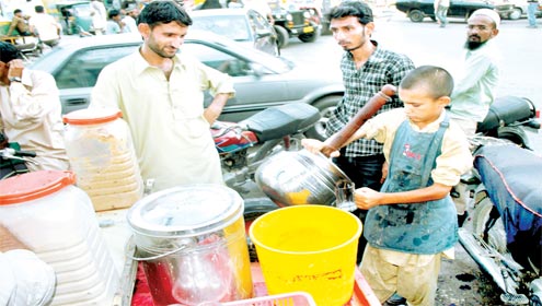 شدید گرمی میں دیسی مشروبات کی فروخت بڑھ گئی 