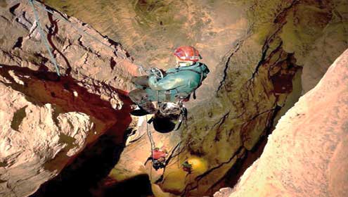 زیر زمین گہرے غار میں 10راتیں گزارنے کا ریکارڈ 