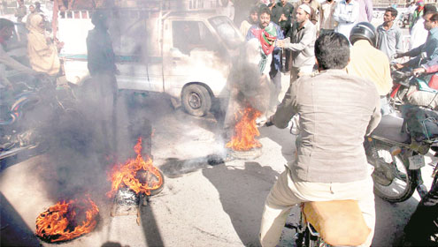 پی ٹی آئی اور جے یو آئی میں تصادم ، میٹروول میدان جنگ بن گیا 