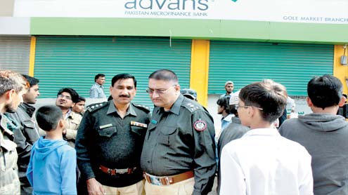 ناظم آباد، بینک ڈکیتی میں 2لاکھ 70ہزار لوٹ لیے گئے