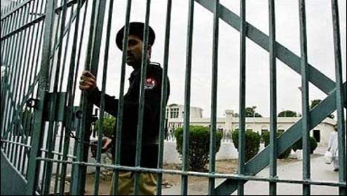 توہین قرآن میں ملوث ملزم کوعمرقید  گواہ منحرف ہونے پرقتل کاملزم بری