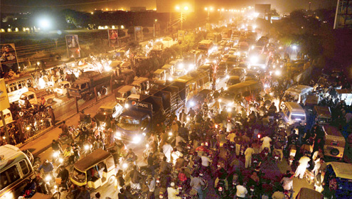 کراچی کی بیشتر سڑکوں پر بدترین ٹریفک جام , منٹوں کا سفر گھنٹوں میں طے ہوا