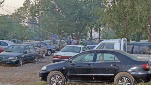 افسروں کی غفلت ,سرکاری دفاتر میں کھڑی سینکڑوں مرمت طلب گاڑیاں ناکارہ