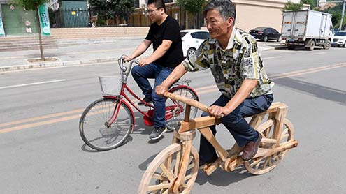  کسان نے لکڑی سے منفرد اور پائیدار سائیکل بنا ڈالی