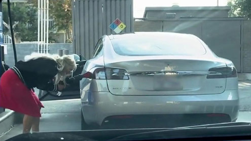  اس کار میں پٹرول کہاں سے جاتا ہے ؟