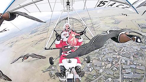  پرندوں کی طرح اُڑنے کا شوقین سانتا کلاز