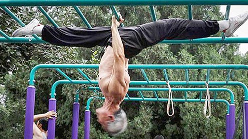  69سالہ شخص کا جمناسٹک کا مظاہرہ