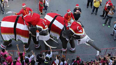 ہاتھیوں پر سوار سانتا کلازبچوں  میں تحائف بانٹنے پہنچ گئے