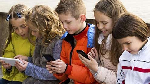  سمارٹ فون کی عادت بچوں کے مزاج بگاڑنے لگے