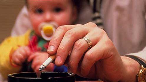    والدین کی سگریٹ نوشی بچوں  کو سماعت سے محروم کردیتی ہے