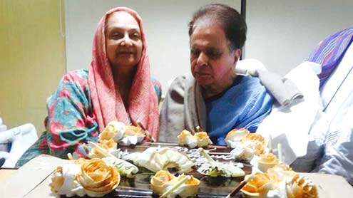 سائرہ بانو نے شادی کی  سالگرہ کی تصویر شیئر کردی