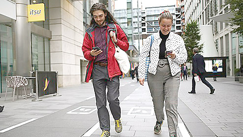  مانچسٹر میں پیدل چلتے موبائل فون استعمال کرنیوالوں کیلئے الگ لین 