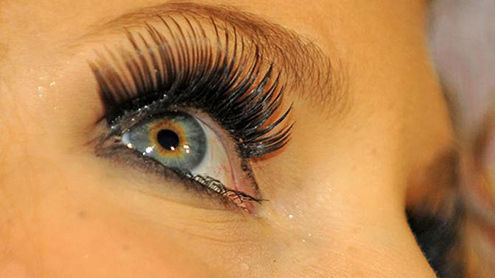 مصنوعی پرکشش پلکیں خواتین کی آنکھوں کیلئے نقصان دہ 