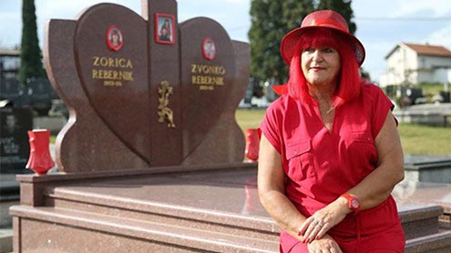 بوسنیا کی ‘سرخ خاتون’نے اپنی قبر کا کتبہ بھی لال بنوالیا