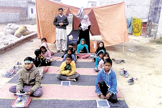 گکھڑ :خانہ بدوش،بھکاری بچوں کیلئے جھونپڑی میں سکول قائم 