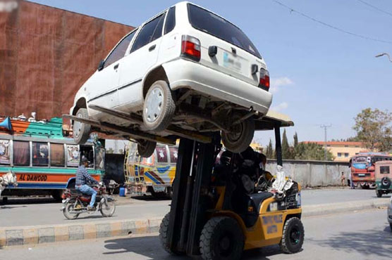 ٹریفک پولیس کے لفٹر نے  ڈرائیور سمیت گاڑی اٹھالی 