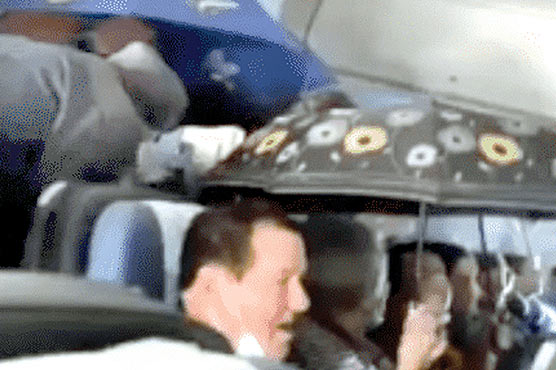 طیارے کے اندر برسات،مسافروں نے چھتریاں نکال لیں