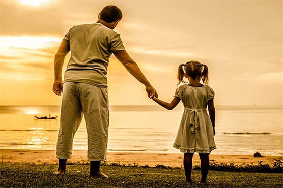 والد کا رویہ بیٹی کی پوری زندگی پر اثر انداز ہوتا ہے :تحقیق