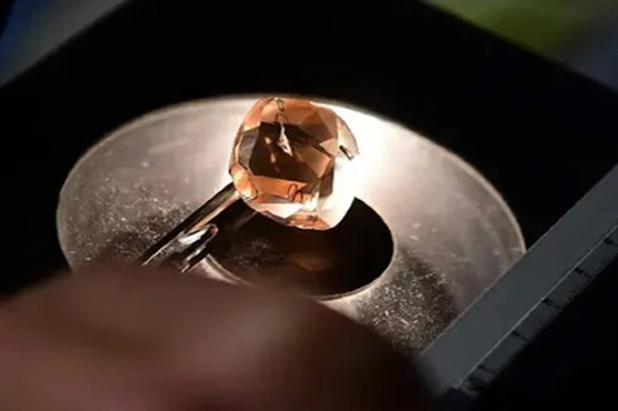 ہیرے پر خراش ڈالنے والا دنیا کا سخت ترین شیشہ ایجاد 