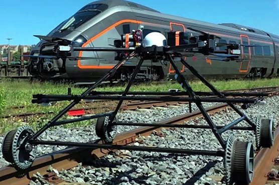 ریل کی پٹڑیوں کا معائنہ کرنے والا چوکیدار ڈرون