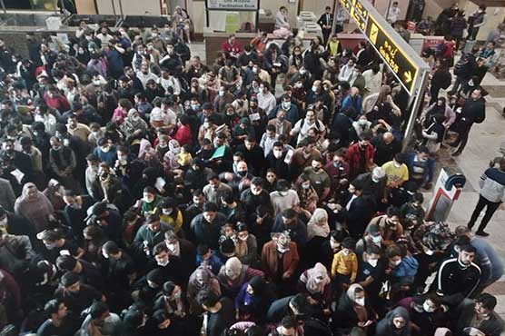 دھند، لاہور سے مقامی وعالمی 13 پروزاوں کا شیڈول متاثر، مسافر کا جم غفیر