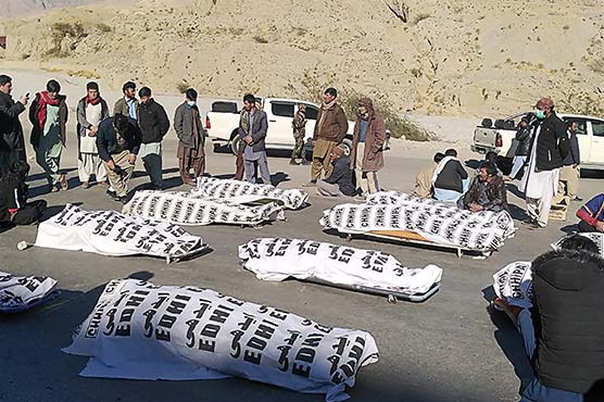 بلوچستان میں دہشتگردی :11 کان کن جاں بحق,مچھ میں مزدوروں‌ کو اغوا کرکے آنکھوں ‌پر پٹیاں, ہاتھ باندھ کر پہاڑ پر لے جایا گیا,گولیاں ماردیں‌,4 زخمی ,ہزارہ برادری کا لاشیں رکھ کر احتجاج 