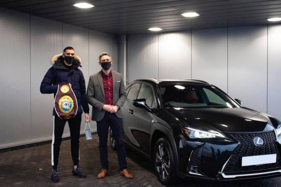 باکسر حمزہ شیراز کیلئے نئی کار کا تحفہ 