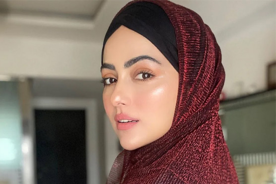 سابق اداکارہ ثنا خان ماضی کریدے جانے پر دلبرداشتہ 