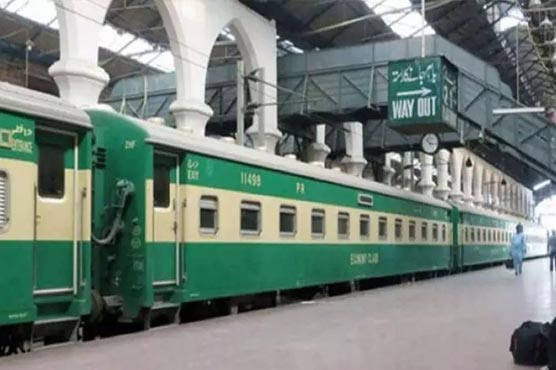 ٹرینیں ساڑھے 4 گھنٹے سے  زائد تک لیٹ،مسافر پریشان