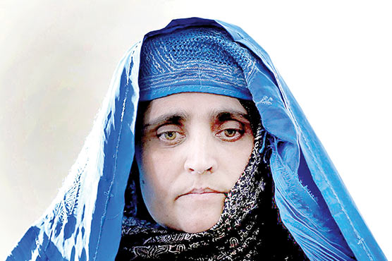 سبزآنکھوں والی افغان خاتون  شربت گلہ کو اٹلی میں محفوظ پناہ مل گئی