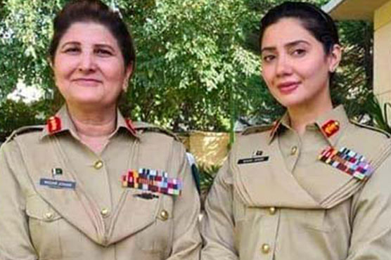 ماہرہ خان کی پاکستان کی پہلی خاتون لیفٹیننٹ جنرل کے ہمراہ تصویر وائرل