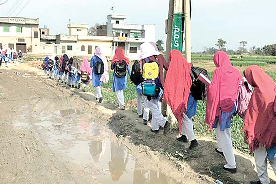 سمبڑیال:طالبات گندے پانی سے گزر کر سکول جانے پر مجبور 