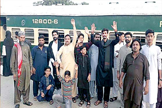سکھر،ٹرینوں میں سہولتوں کی عدم فراہمی پر احتجاج 
