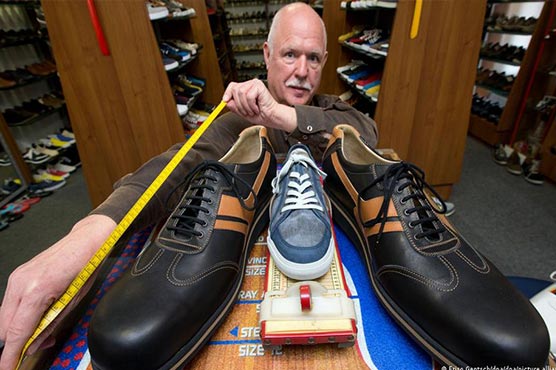 جرمنی کا موچی لمبے پاؤں کیلئے جوتے تیار کرنے پر مشہور 