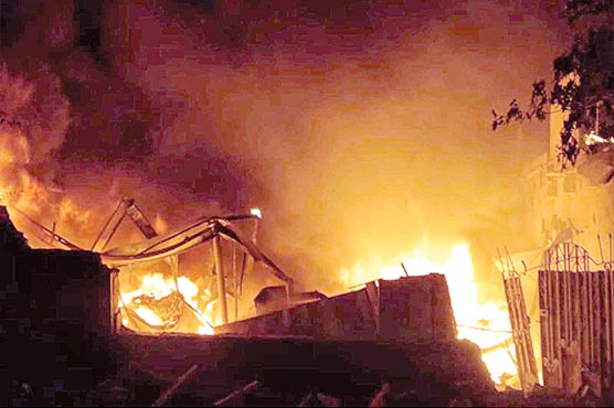 بلوچ کالونی:قالین کے کارخانے اور گودام میں آتشزدگی،گیس سلنڈر دھماکے سے خوف وہراس