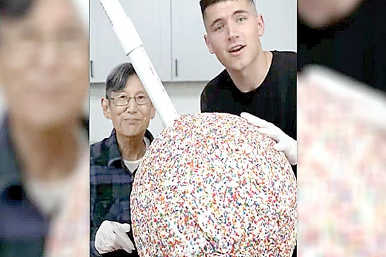 ٹِک ٹاکرز نے دنیا کا سب سے بڑا ‘کیک پاپ’ بنالیا 