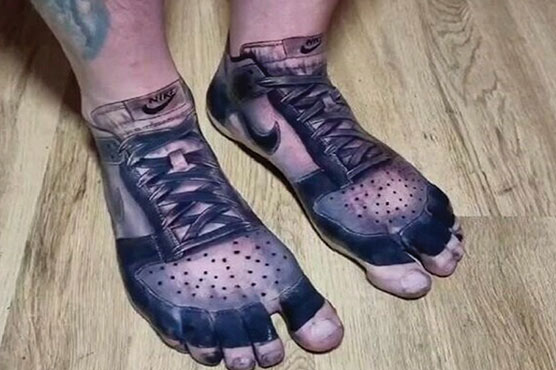 برطانوی شہری نے پاؤں پر پسندیدہ جوتوں کا ٹیٹو بنوالیا