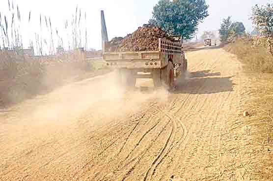 ڈسکہ :دھول اڑاتی ٹریکٹر ٹرالیوں  سے شہریوں کی گندگی اجیرن 