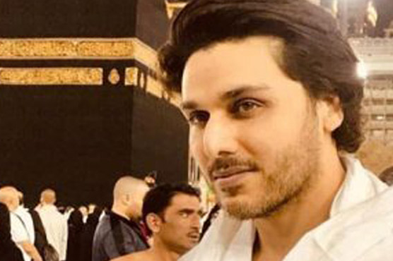 احسن خان نے عمر ے کی ادائیگی کرلی 