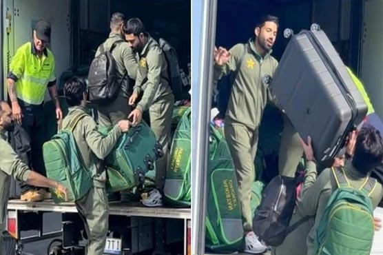 سڈنی ائیرپورٹ پر پاکستانی کھلاڑیوں  نے اپنا سامان خود ٹرک پر رکھا