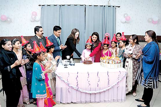 امریکن قونصل جنرل کرسٹن کے  ہاکنز کا چائلڈ پروٹیکشن بیورو کا دورہ