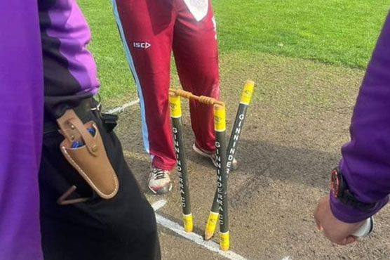 کرکٹ کا انوکھا واقعہ، بولڈ ہونے کے باوجود بیٹر آؤٹ نہ ہوا 