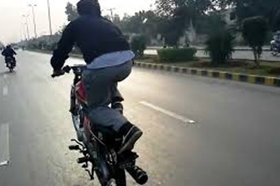 منچلا ون ویلنگ کرتے دھرلیاگیا