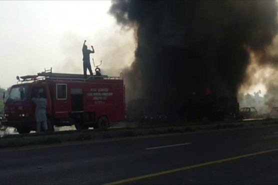 بھارت :ٹرک سے ٹکرا کر کار میں آگ لگ  گئی ، خاندان کے 8 افراد جھلس کر ہلاک 