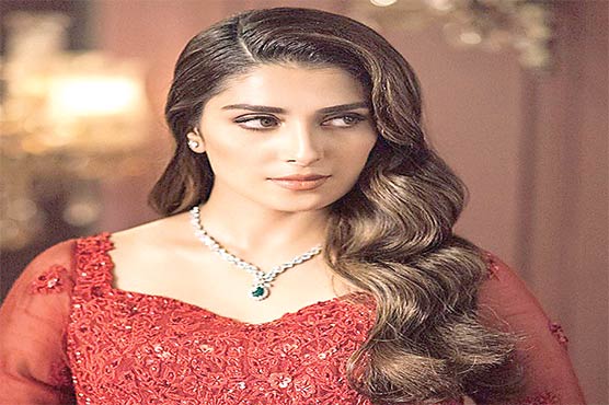 عائزہ خان نے اپنی کامیابی کا  سہرا آصف رضا میر کے سر سجا دیا