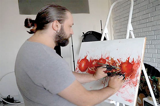  پینٹنگ کیلئے 10 برش ایک ساتھ استعمال کرنے والا مصور 