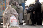 سکھر میں ناقص گندم سے تیار سستے آٹے کی شہریوں کو فراہمی 