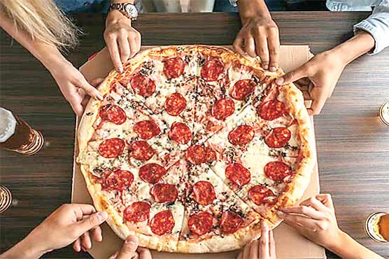 امریکا،پیزا کی دعوت میں3ہزار افراد1ہزار پیزا کھا گئے