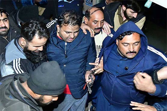  الیکشن   کمیشن    کو   دھمکانے   کا   مقدمہ:فواد   چودھری   گرفتار،2   روزہ   ریمانڈ:پولیس   نے   لاہور   سے   گرفتار   کرکے   اسلام   آباد   منتقل   کیا،جو   بولتا   ہوں   وہ   پارٹی   پالیسی   ہوتی  ہے:سابق   وفاقی   وزیر
